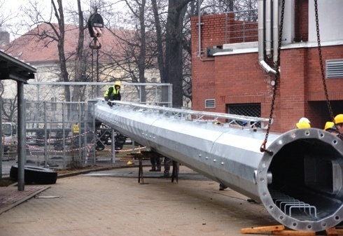 Potężne maszty oświetleniowe stają na stadionie 
